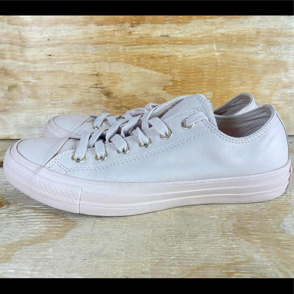 Converse all star chuck Taylor “Leather” women’s size 8 athletic shoes